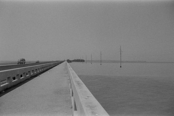 Ein Land, das Straßen baut, aber selten Wege - Ilford HP5+